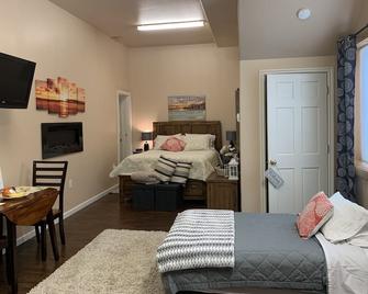 Heartland studio in North Pole, Alaska - plus extras - North Pole - Bedroom