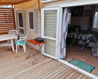 Pleasant, fully-equipped mobile home in a friendly, family atmosphere - Port-la-Nouvelle - Patio