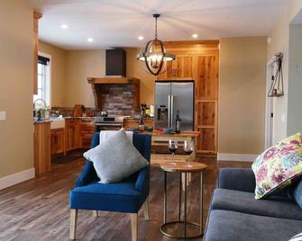 Moose Bottom Cottage/entire home/pet/garage - Cremona - Sala de estar