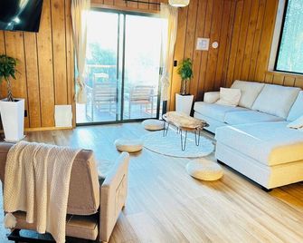 Modern Yosemite Escape Serene 10-Acre Getaway at Twisted Manzanita - 미드파인즈 - 거실