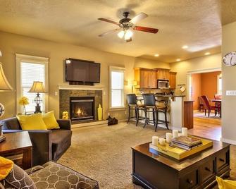 Relocation Specialists, Community pool, close to everything in Treasure Valley! - Meridian - Living room