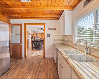 Al fresco dining with lake views, close to Yosemite, walk to lake, foosball - Bass Lake - Kitchen