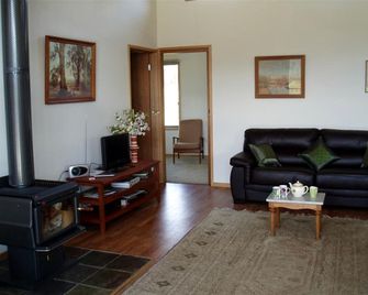 Rustic Cottage Rental near Grampians National Park, Halls Gap, Victoria - Ararat - Obývací pokoj