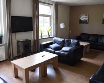 Spacious Farmhouse with Barbecue near Veluwe - Voorthuizen - Living room