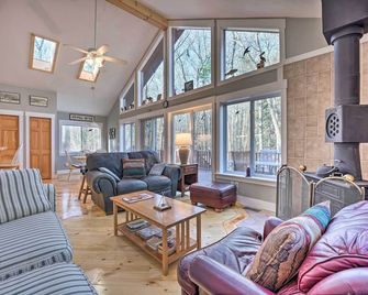 Spacious Family Escape Walk to Lake Michigan! - Montague - Sala de estar