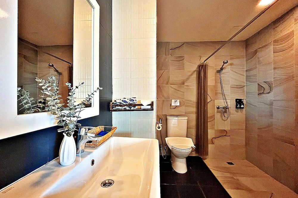 The Sixteenth Naiyang Beach Hotel SHA+ - Sakhu - חדר רחצה