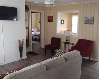 Lakefront Home at Captain Ron's #62 - Sunrise Beach - Sala de estar