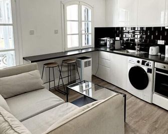 Central One Bedroom Balcony Apt - Gibraltar - Salon