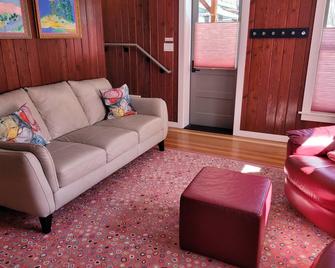 Hoot Owl Cabin--Simply Adorable and Located in Downtown Winthrop! - Winthrop - Living room