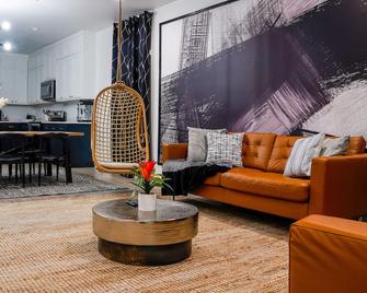 Big D Dallas Home : Hot Tub, Fire pit, large yard - Dallas - Living room