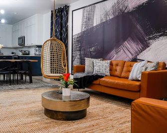 Big D Dallas Home : Hot Tub, Fire pit, large yard - דאלאס - סלון