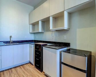 Dream Suites Near Yyz Airport - Mississauga - Kitchen
