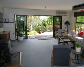 Our Tree house, private rural retreat . - Whakatane - Living room