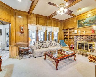 Pet-Friendly Home with Pool - 8 Mi to Central Plano! - Allen - Huiskamer