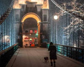 Charmant Studio sur cour à LYON 9e Mont d'or - ליון - בניין