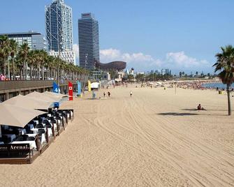 Spacious, newly renovated, with metro, train and bus stations just right - Barcelona - Beach