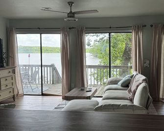 Serene lakefront 3 bed 2 bath with gorgeous views and private dock - Wyandotte - Sala de estar