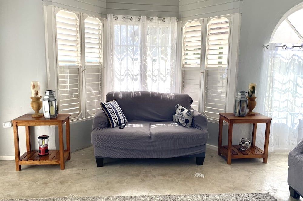 Coastal Beauty - Beautiful Penthouse Condo in Ocho Rios - Ocho Rios - Living room
