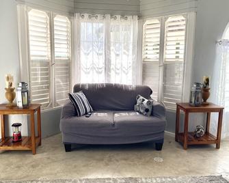 Coastal Beauty - Beautiful Penthouse Condo in Ocho Rios - Ocho Rios - Living room
