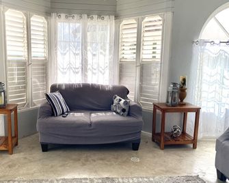 Coastal Beauty - Beautiful Penthouse Condo in Ocho Rios - Ocho Rios - Living room