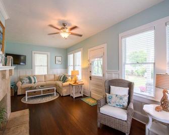 Enchanted Cottage At Old Colorado Inn - Stuart - Living room