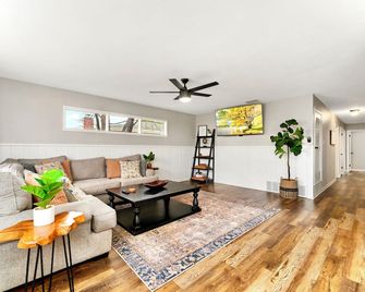 Welcome To The Matador! Spacious & Clean 4br Getaway 1mi To Ttu & Jones Stadium - Lubbock - Living room