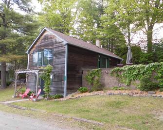 Beautifully appointed lake-view cottage with dock access - Bomoseen - Edificio