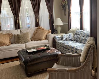 The Eagle's Nest:5 bed 3BathBeautiful Craftsman Home - Ashland - Living room