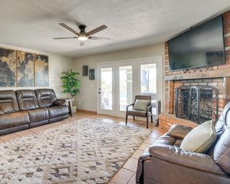 Backyard Oasis and Hot Tub Mtn-View Wickenburg Home - Wickenburg - Obývací pokoj