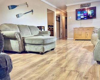 Hidden Bliss-Large 4 bedroom home at Mt Storm Lake - Mount Storm - Sala de estar