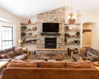 Midway Mountain Cabin - Near Park City 6 bdrm/4ba - Midway - Living room