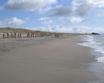 The Crown Hotel - Pwllheli - Beach