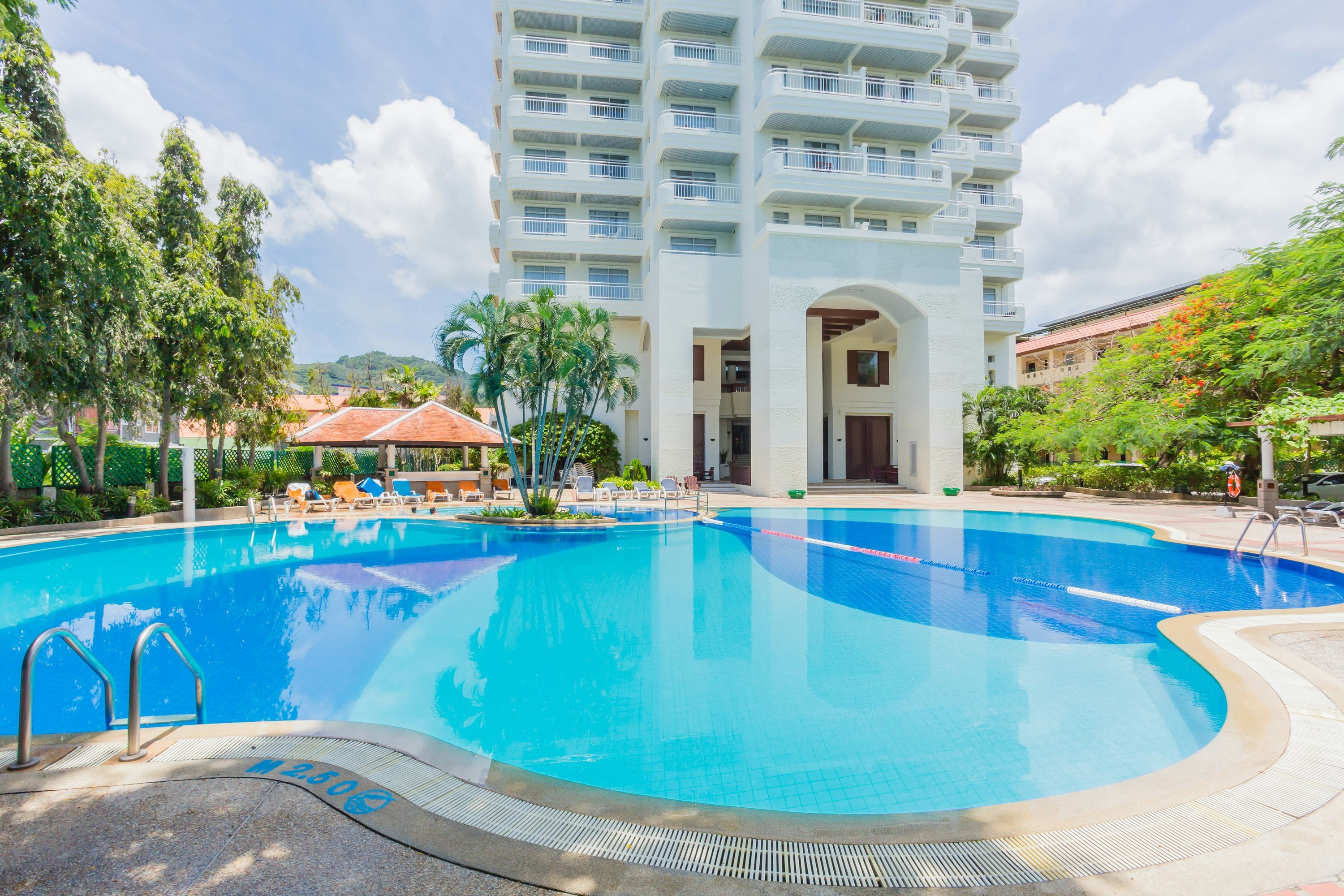 Waterfront Suites Phuket by Centara - Karon - Havuz