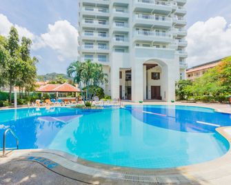 Waterfront Suites Phuket by Centara - Karon - Басейн