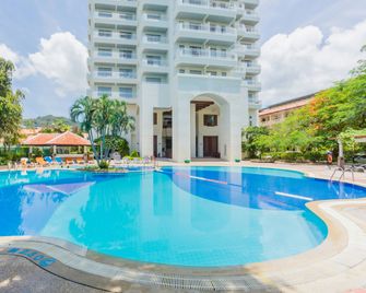 Waterfront Suites Phuket by Centara - Karon - Havuz
