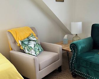 Entire home on Wickfiord Junction - North Kingstown - Living room