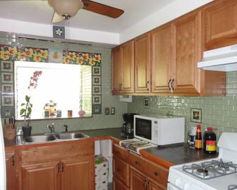 Beach House Perfect Location for Anyone Looking for Paradise - Ewa Beach - Kitchen