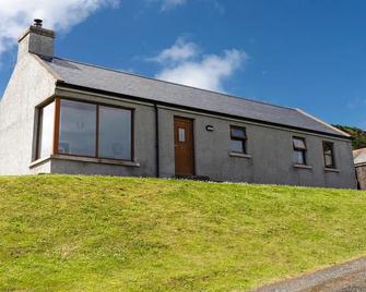 Makem's Self Catering Cottage - Ballycastle - Edificio