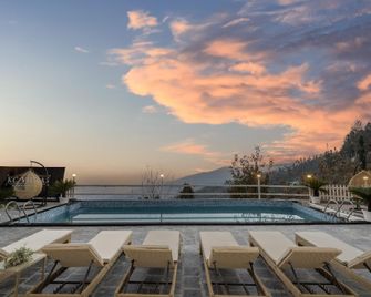 Kc Vilaas Kufri - Shimla - Pool