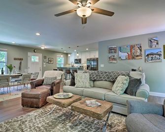 Smoky Mountains Leicester Home with Deck! - Leicester - Living room