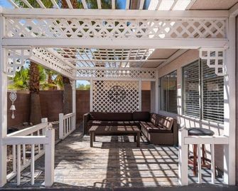 Spacious Family & Group Retreat Near the Strip! - Las Vegas - Patio
