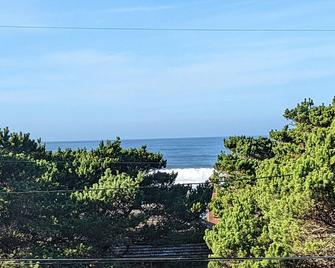 Remodeled Family Friendly Beach House with Vaulted Ceilings - Lincoln Beach - Vista del exterior