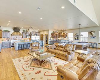 Riverside Retreat in Bridgeport w/ Game Room! - Bridgeport - Living room