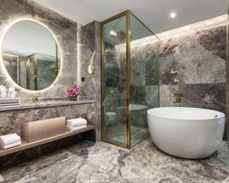 Lijiang Caizu Holiday Hotel - ליז'יאנג - חדר רחצה