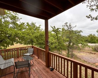 Mountain Top Medicine Pk Cabin Hot tub Sleeps 6 - Medicine Park - Balcony