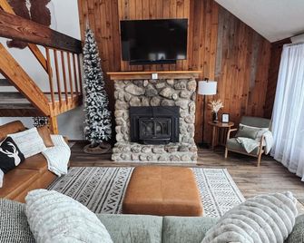 The Summit Haus: Cozy Condo With Epic Mountain Views! - Bartlett - Salon