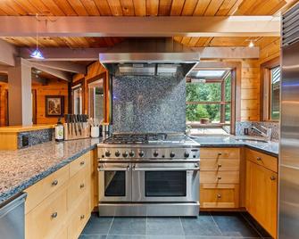 Kalama River Lodge. River-front Retreat w/Game Room! Dogs OK - Kalama - Cocina