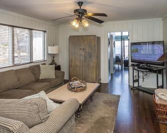 Late Summer Special Rates!! -Lake Norman- Waterfront, Private Pool & Dock - Huntersville - Olohuone