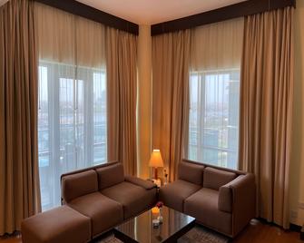 Tulip Creek Hotel Apartments - Dubai - Living room