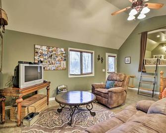 Guntersville Lake Home w/ Deck & Covered Boat Slip - Scottsboro - Wohnzimmer